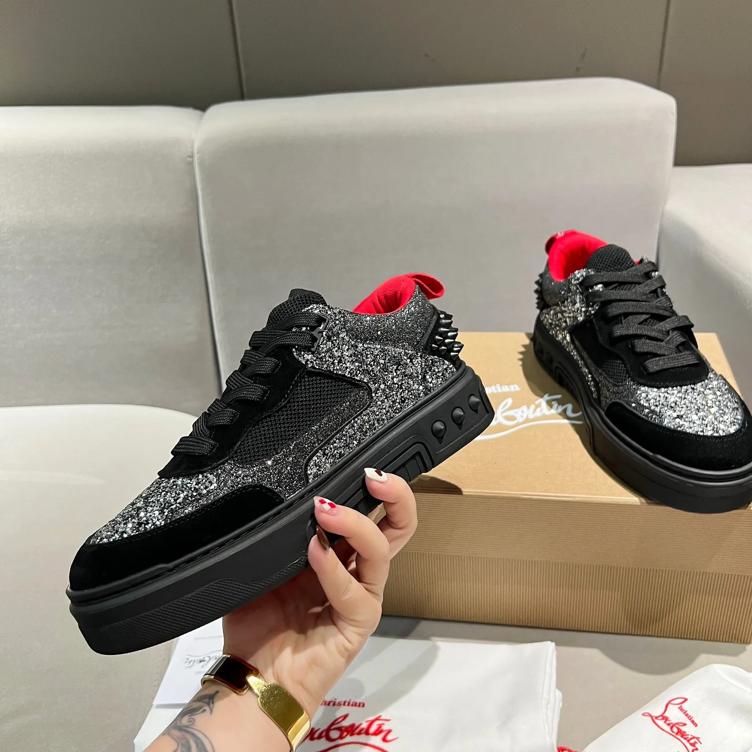 Men's shoes 💰700 🌹🌹🌹̋ Wang Junkai Yang Mi Xu Kai Zhang Jingyi Ding Chengxin Chen Muchi Wang Ziyi Same style Christian Louboutin 2024 [New product] ASTROLOUBI unisex thick-soled sports shoes red-soled shoes perfectly integrate fashion and sports, The fabrics are made of luxurious calfskin, soft suede, smooth satin and laminated leather, and the back is decorated with classic rivets. The interior is blended with a knitted tongue for added durability, breathability and quick-drying comfort. The outsole is made of a combination of EVA foam and imported rubber, and the colorful CL iconic letters on the side of the outsole show the brand's unique style. It is a ceiling-level comfortable skate shoe! ! ! Multiple colors available, currently men’s sizes 39--45 (women’s sizes 35--40, currently being updated)
